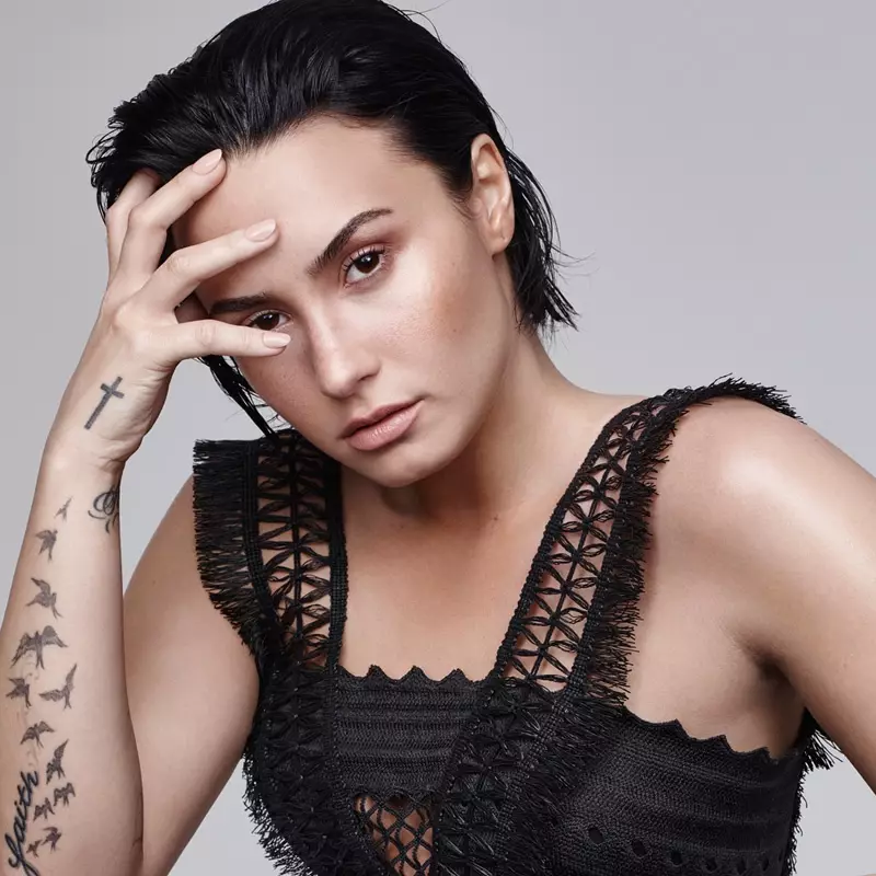 Kinuhanan ng larawan ni Nagi Sakai, si Demi Lovato ay bida sa isang beauty feature