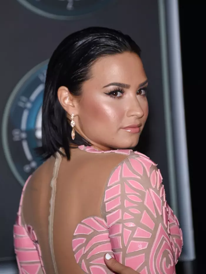 Ħarġet fil-Premjijiet tal-Mużika tal-Vidjo tal-2015, Demi Lovato libes xagħarha qasir bħala bruna. Ritratt: DFree / Shutterstock.com