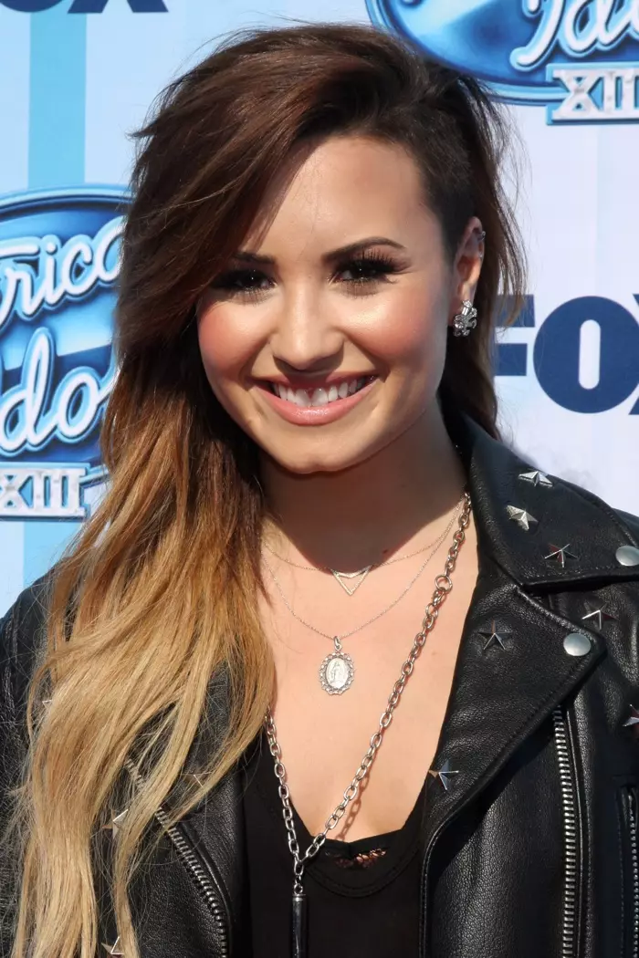 Ntawm no yog lwm qhov saib ntawm Demi's shaved hairstyle nyob rau hauv 2014. Lovato khub qhov zoo nkauj nrog ntev blondes yoj. Yees duab: Helga Esteb / Shutterstock.com