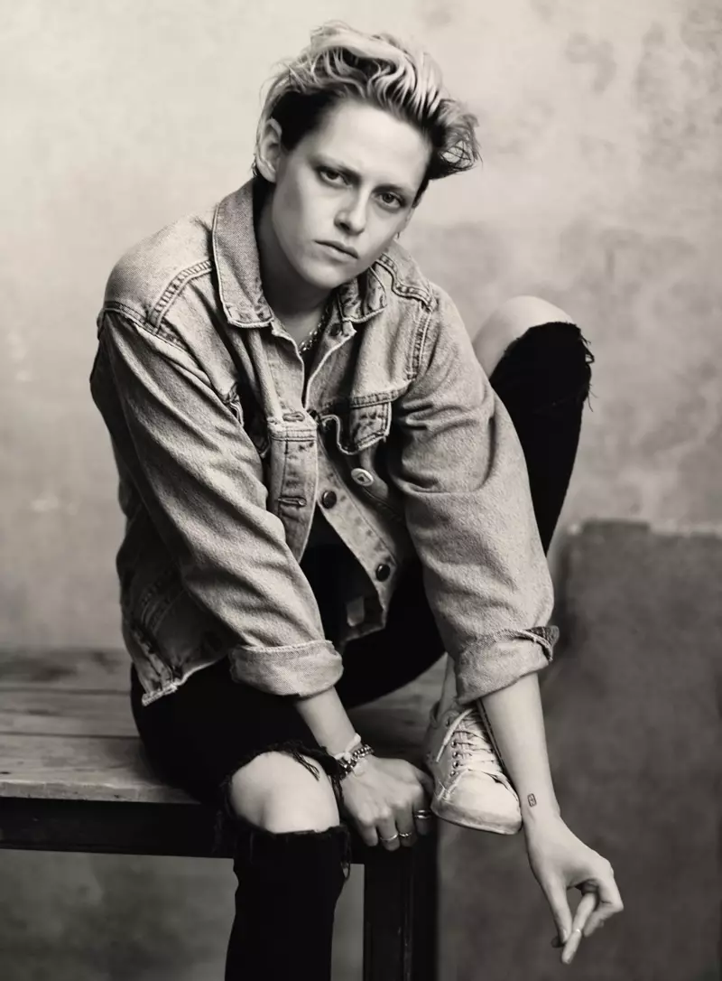 克里斯汀·斯圖爾特 (Kristen Stewart) 在倍耐力 2020 年日曆中穿著牛仔布。照片：保羅·羅弗西