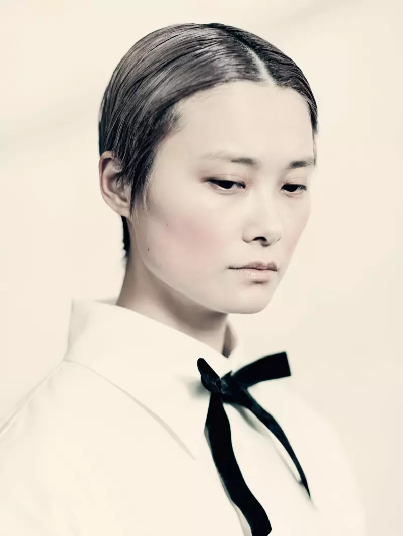 Ca sĩ Chris Lee chụp cho Pirelli 2020 Calendar. Ảnh: Paolo Roversi