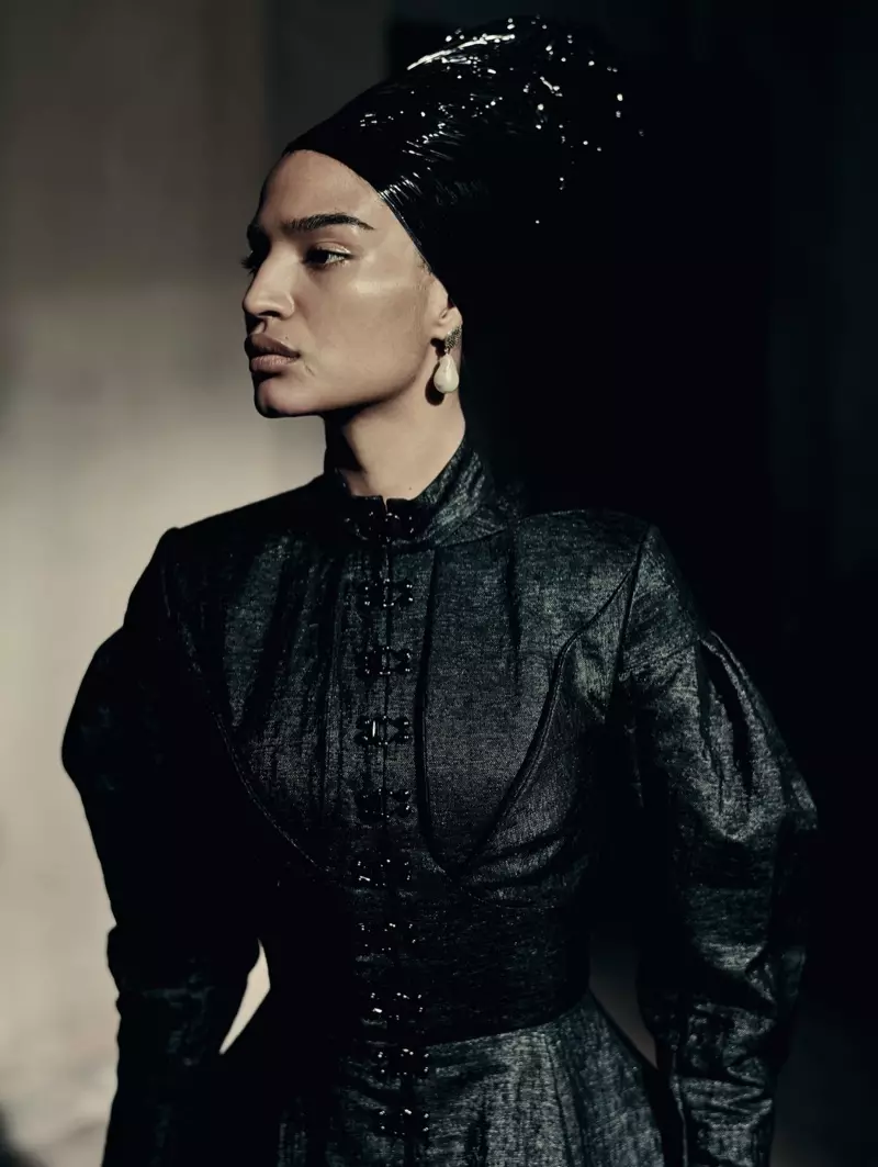 Indya Moore yn sefyll ar gyfer calendr Pirelli 2020. Llun: Paolo Roversi