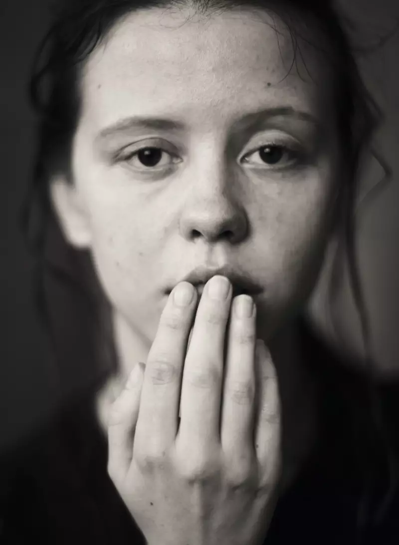 Si Mia Goth mga bituon sa Pirelli 2020 nga kalendaryo. Hulagway: Paolo Roversi