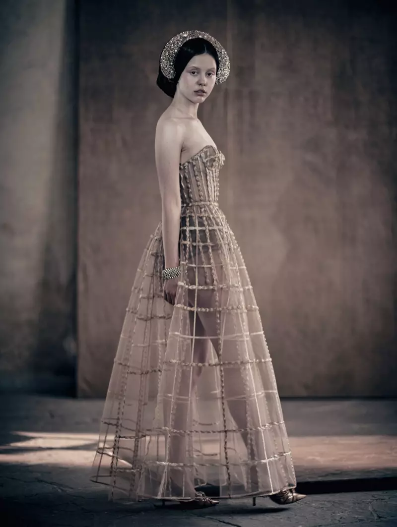 Aktorino Mia Goth pozas por Pirelli 2020-kalendaro. Foto: Paolo Roversi