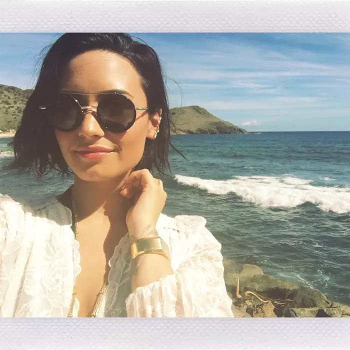 Demi Lovato-k hondartzan selfie bat ateratzen du hegazkin estiloko eguzkitako betaurrekoekin. Argazkia: Instagram