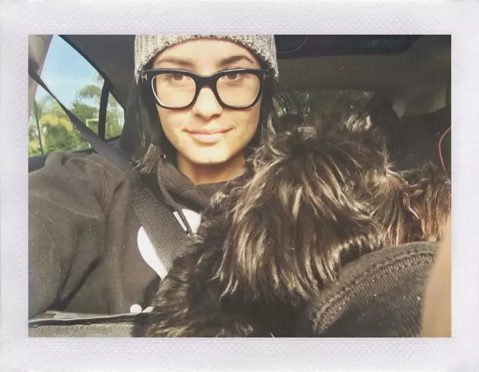 Demi Lovatok makillajerik gabeko selfie bat egiten du Instagram-en #NoMakeupMonday traolarekin.