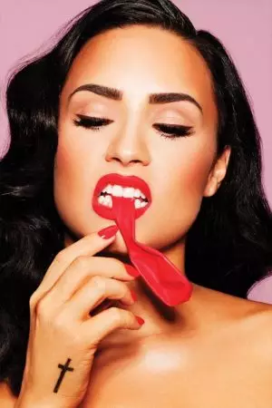 Demi Lovato Menyalurkan Pin-Up Seksi untuk Majalah Kompleks