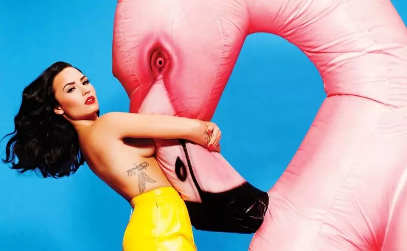 Demi Lovato poserer i Complex Magazine