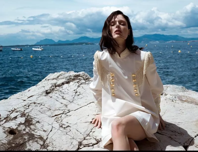 Coco Rocha Soaks Up the Sun zu Cannes fir ELLE Serbien