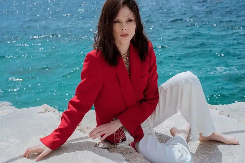 Coco Rocha slikker solen i Cannes for ELLE Serbien