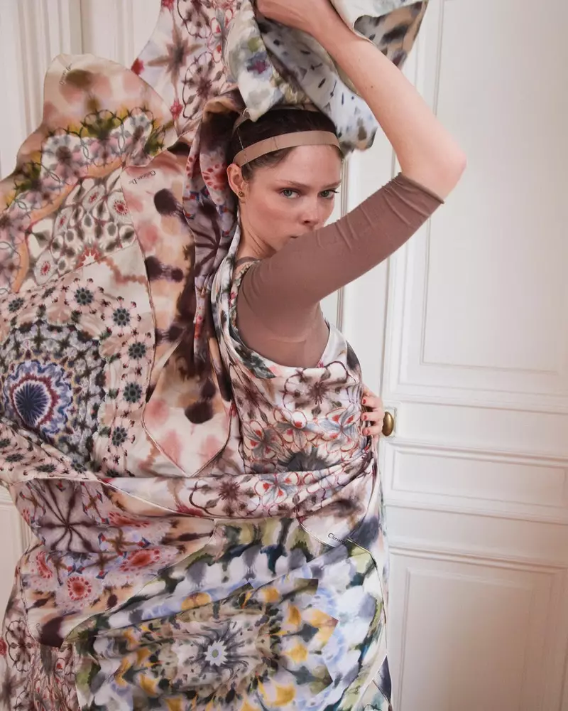 Coco Rocha Memamerkan Gerakan Menarinya untuk ELLE Czech