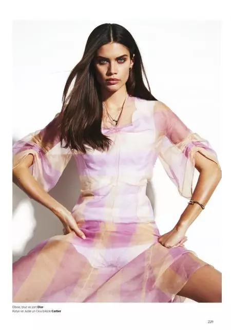 Sara Sampaio na-etinye na ụdị Sleek maka BAZAAR Turkey