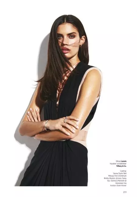 Sara Sampaio na-etinye na ụdị Sleek maka BAZAAR Turkey