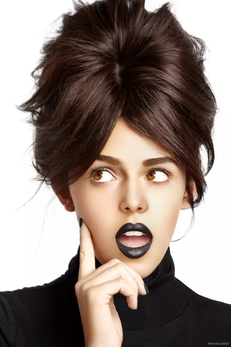 Zoe Canada modellerer en opsat frisure. Foto: Wendy Hope