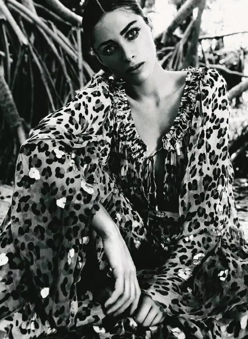 Harper's Bazaar Spain 2011년 7월/8월을 위한 Nico의 Elisa Sednaoui