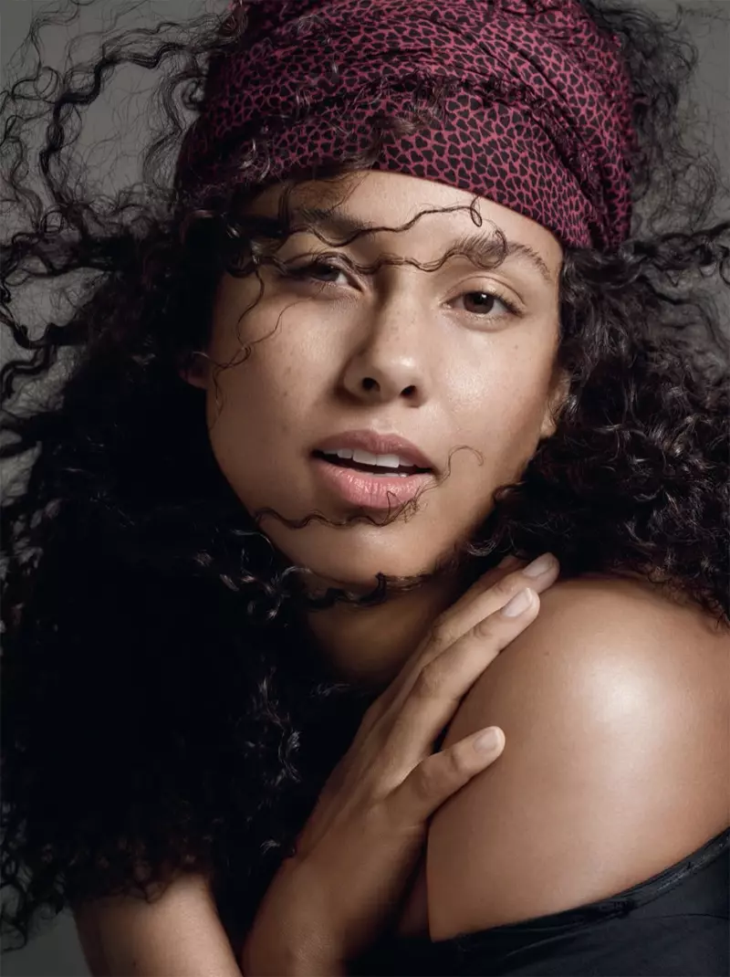 นักร้องสาว Alicia Keys โพสท่าเกือบไม่ต้องแต่งหน้าในช็อตนี้