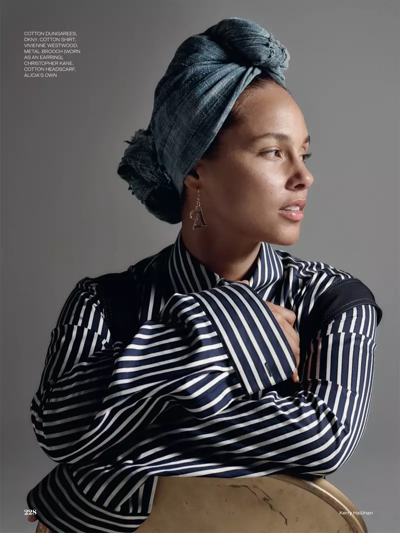 Zpěvačka Alicia Keys modeluje overal DKNY, pruhovanou košili Vivienne Westwood a bavlněnou šálu