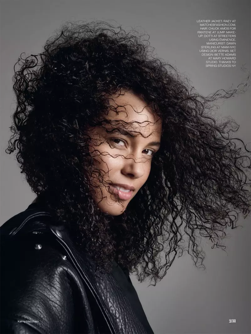 Med en krøllet frisure er Alicia Keys en naturlig skønhed