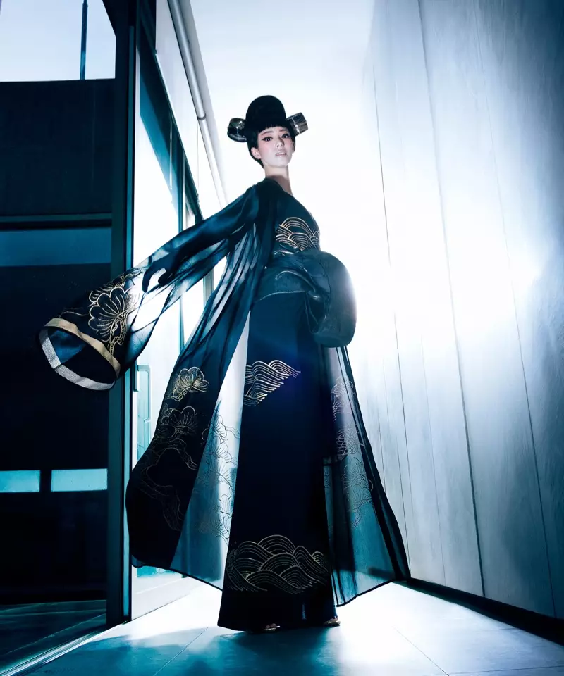 Yui Nikaido Modeller brodéiert Kimono a Kleed vum Junko Koshino