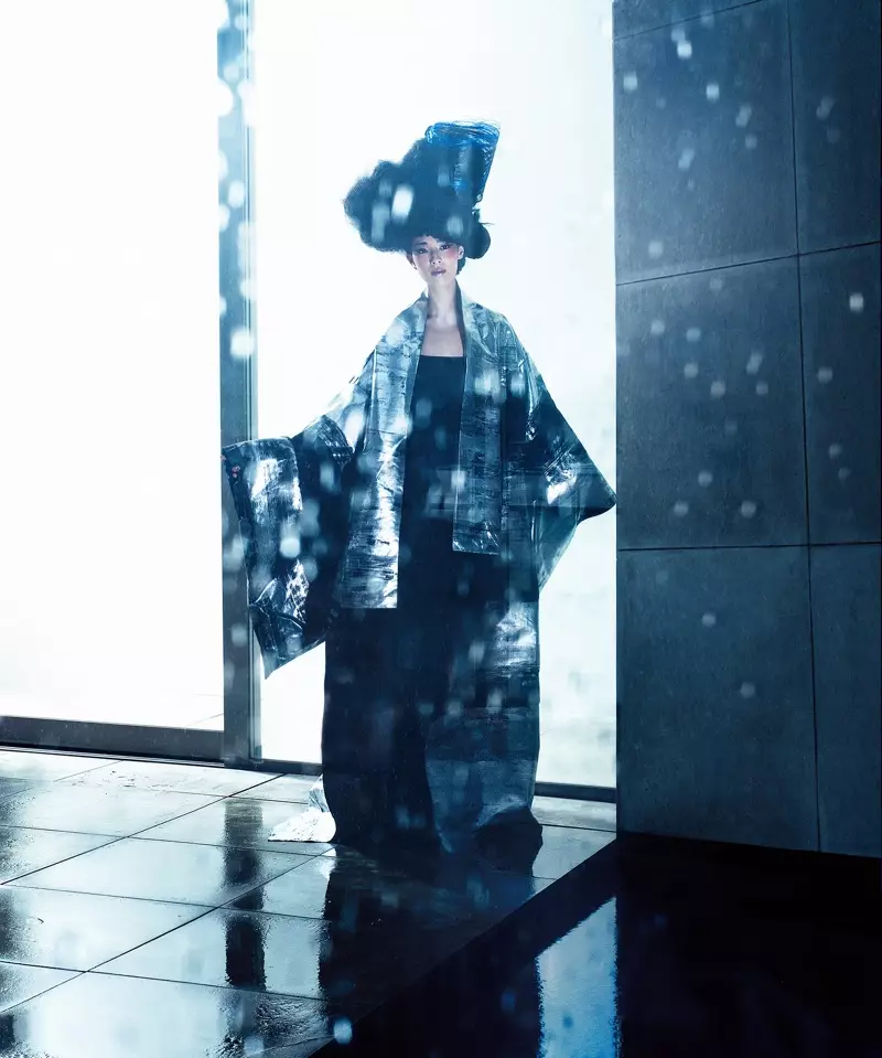 Фотографиран во Токио, Јуи Никаидо носи Junko Koshino