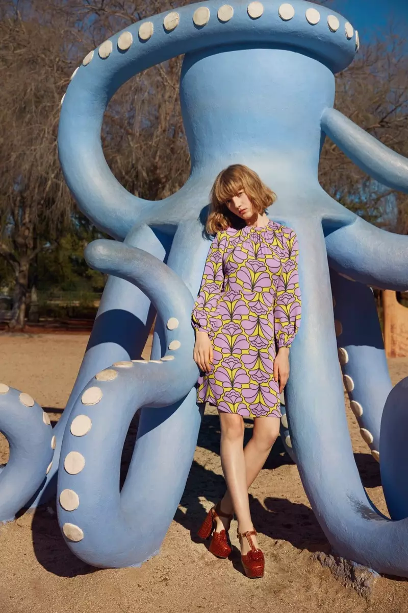 Η Lou Schoof μοντελοποιεί μακρυμάνικο εμπριμέ φόρεμα από τη συλλογή Orla Kiely για την άνοιξη 2016