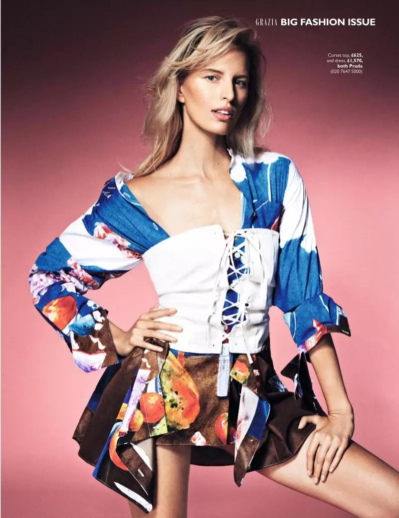 Karolina Kurkova diện áo nịt ngực và đầm Prada