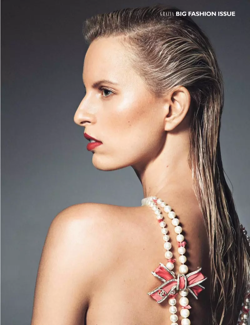 Si Karolina Kurkova nagsul-ob og slick hairstyle nga adunay Chanel pearl necklace