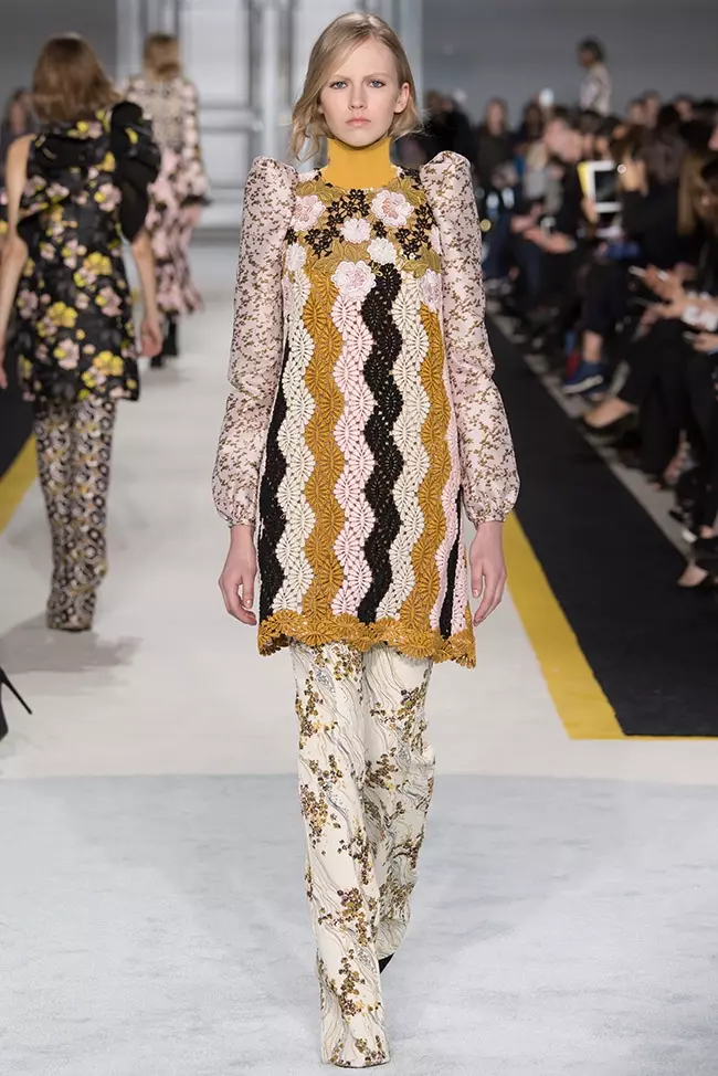 Giambattista Valli သည် ဆောင်းဦး 2015 အတွက် 70s လှုံ့ဆော်မှုကို ရရှိသည်။