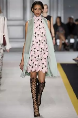 Giambattista Valli: آئیے اس کے ساتھ گرووی حاصل کریں۔