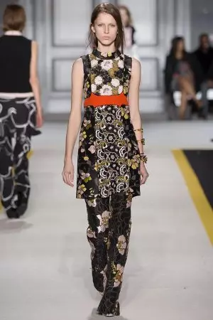 Giambattista Valli: آئیے اس کے ساتھ گرووی حاصل کریں۔