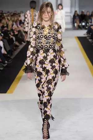 Giambattista Valli: آئیے اس کے ساتھ گرووی حاصل کریں۔