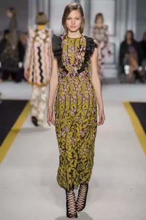 Giambattista Valli: آئیے اس کے ساتھ گرووی حاصل کریں۔