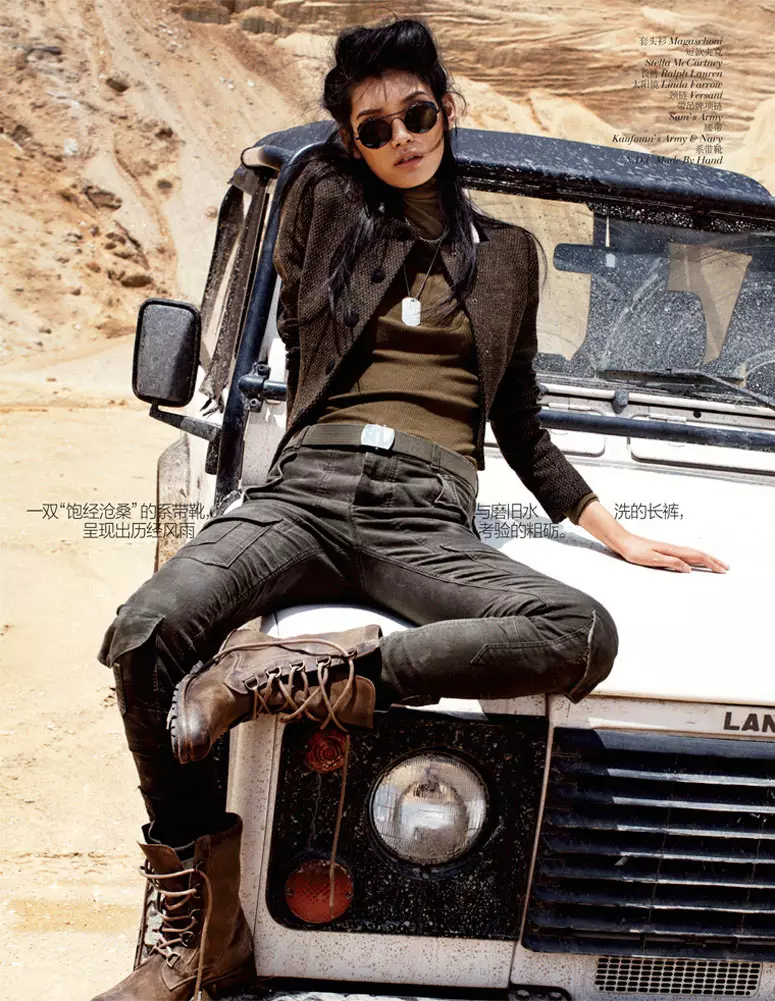 Ming Xi raakt de woestijn voor Vogue China september 2012 door Benny Horne