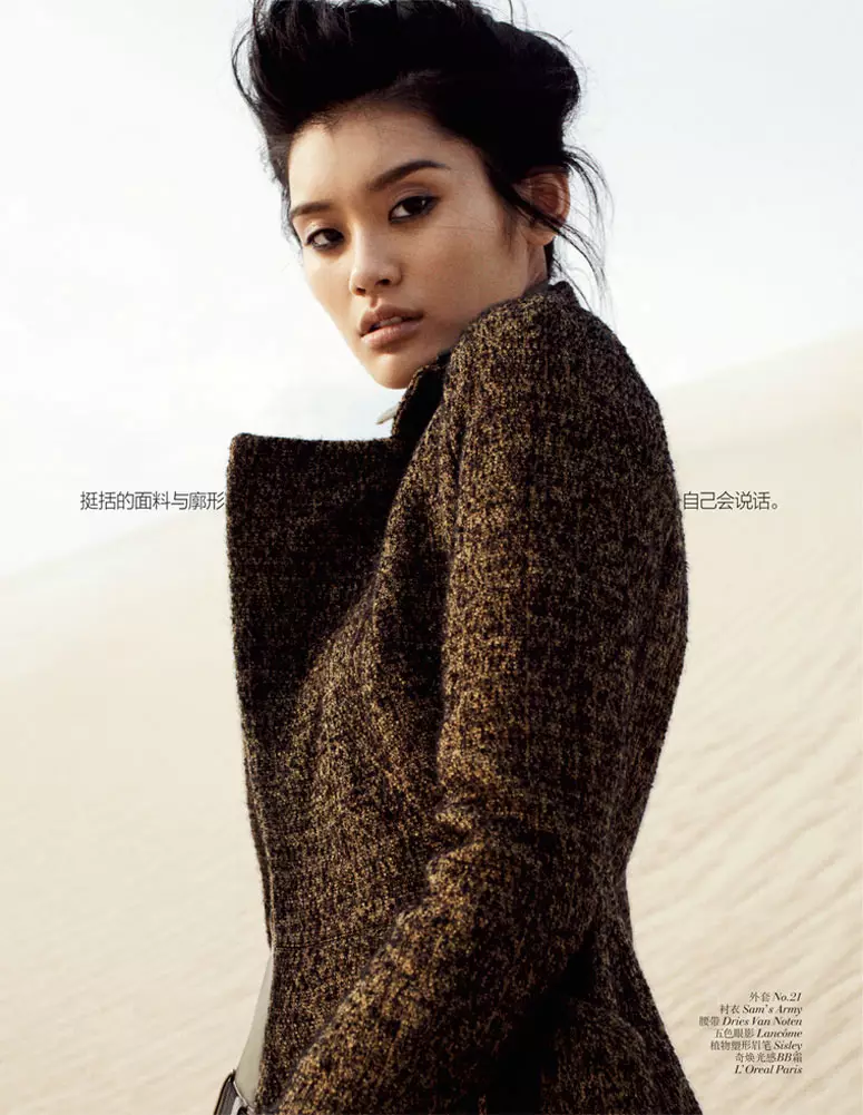 Ming Xi raakt de woestijn voor Vogue China september 2012 door Benny Horne