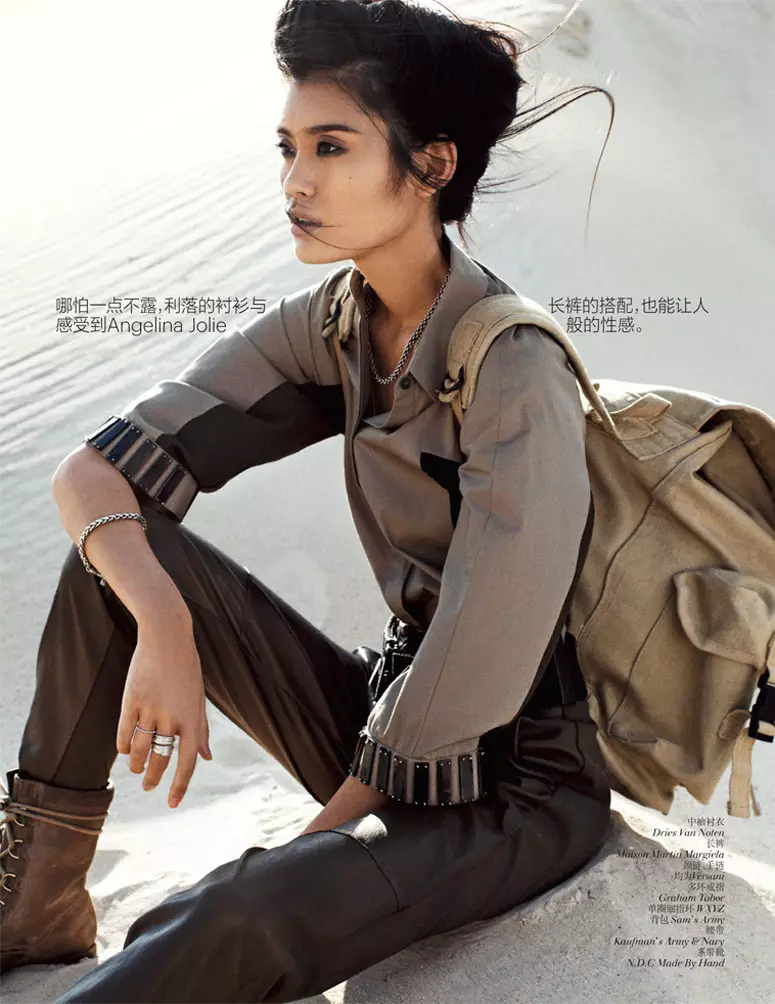 Ming Xi Hits the Desert foar Vogue China septimber 2012 troch Benny Horne