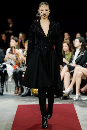 Givenchy-ûntwerpen mei it moderne Viktoriaansk yn gedachten