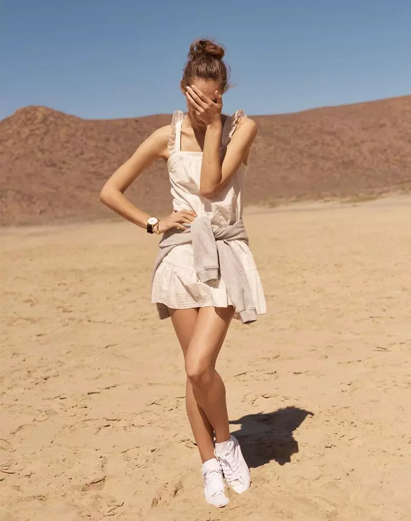 Vestido Madewell Metallic Stripe Ruffle, sudadera Club Petanque (usada alrededor de la cintura), zapatillas altas Converse Chuck Taylor All Star y reloj The Horse Original