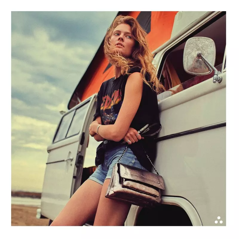 Si Constance Jablonski nag-pose gamit ang metal nga bag para sa kampanya ni Jerome Dreyfuss spring-summer 2021.