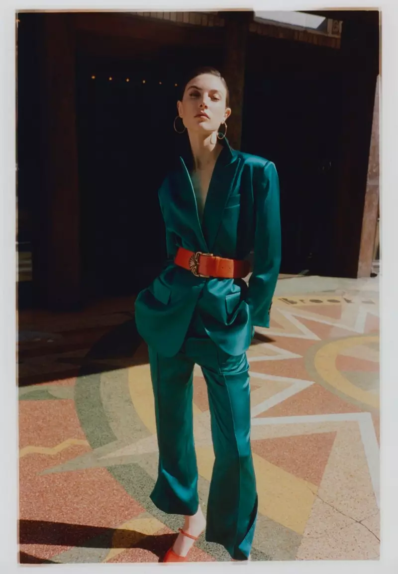 Jacquelyn Jablonski veste tons de arco-íris para a Vogue Polônia