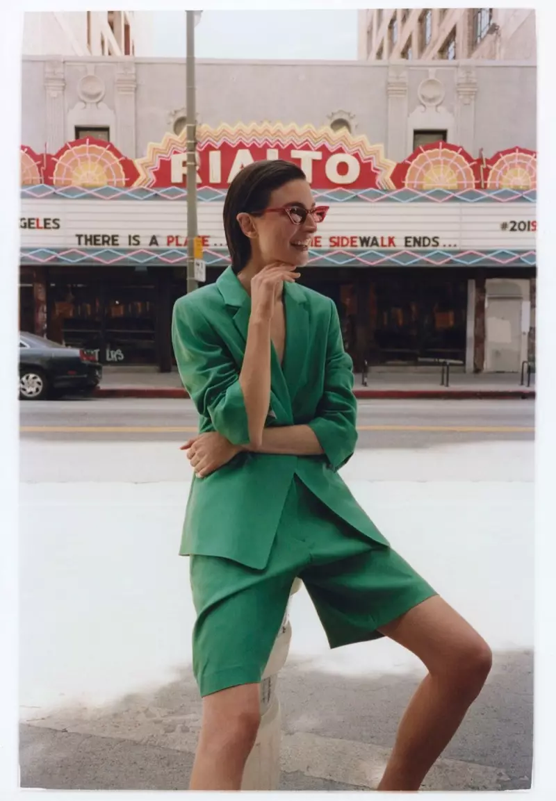 Jacquelyn Jablonski Suits Up in Rainbow Hues għal Vogue Poland