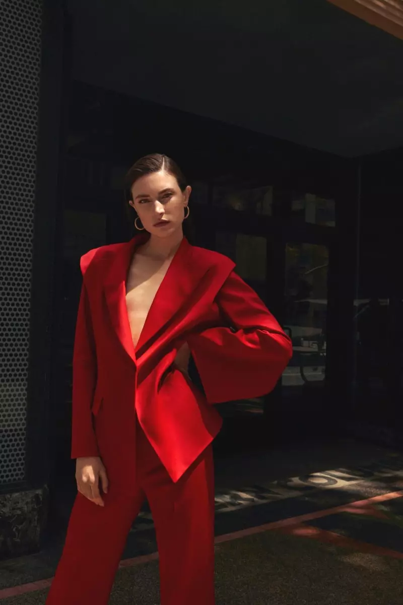 Jacquelyn Jablonski se oblači u duginim nijansama za Vogue Poland