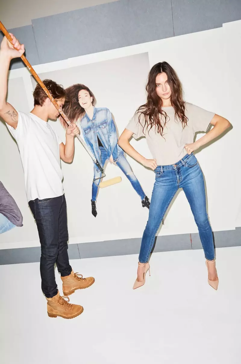 Jacquelyn Jablonski bærer J Brand Kortærmet Grandpa Tee i Calcite og 811 Mid-Rise Skinny i Lovesick