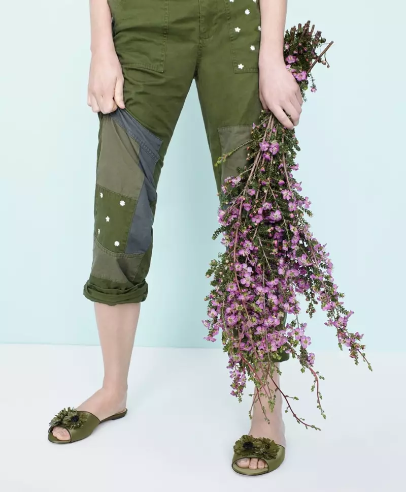 J. Crew Embroidered Boyfriend Chino ले प्याचहरू र साटन स्लाइडहरू सहित पुष्प सजावटहरू