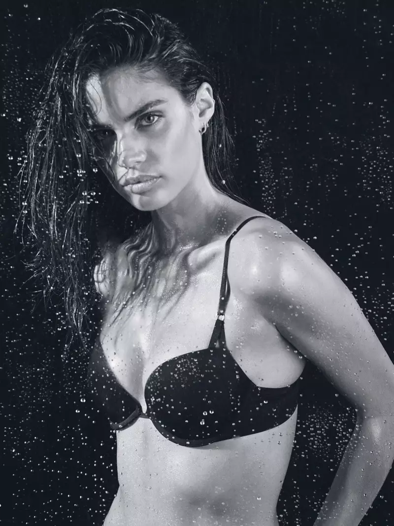 Sara Sampaio สวมเดมี่บรา