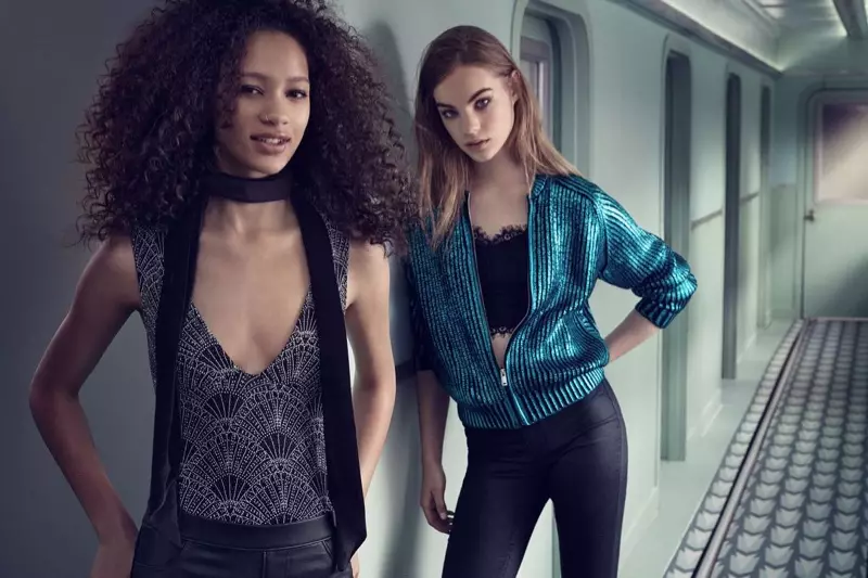 (Vänster) H&M glittrig bodysuit, smal halsduk och läderimitationer (höger) H&M Cardigan med metalltryck, spetsbyxor och byxor med hög midja