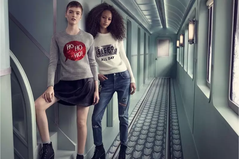 (Зүүн талд) гялтганасан, дуураймал савхин юбка, платформ гутал бүхий H&M зул сарын гацуур цамц (баруун) гялтганууртай H&M зул сарын цамц, найз залуу энгийн жинсэн өмд