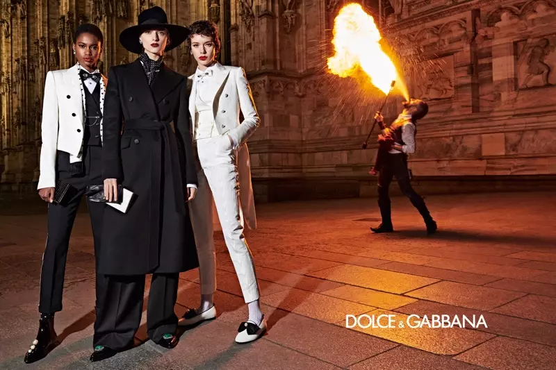 Els models es vesteixen a la campanya tardor-hivern 2019 de Dolce & Gabbana