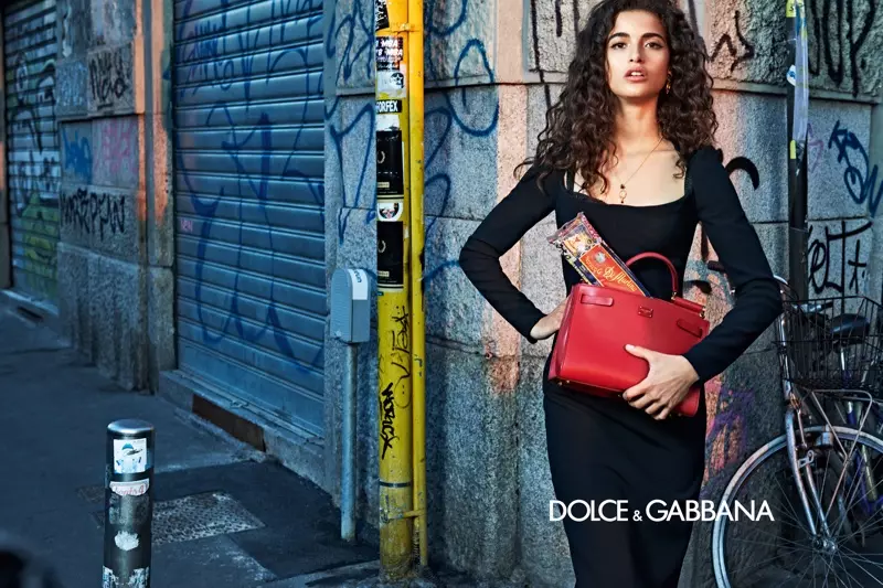 Model Chiara Scelsi mengetengahkan kempen Dolce & Gabbana musim luruh-musim sejuk 2019