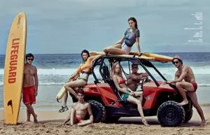 Poé palatihan: Model Play Swimsuit Clad Lifeguards di Bazaar Cina