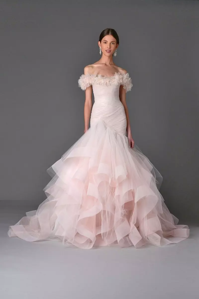 Marchesa Bridal doet roze voor de lente van 2017 met een off-shoulder jurk met een gegolfde rok